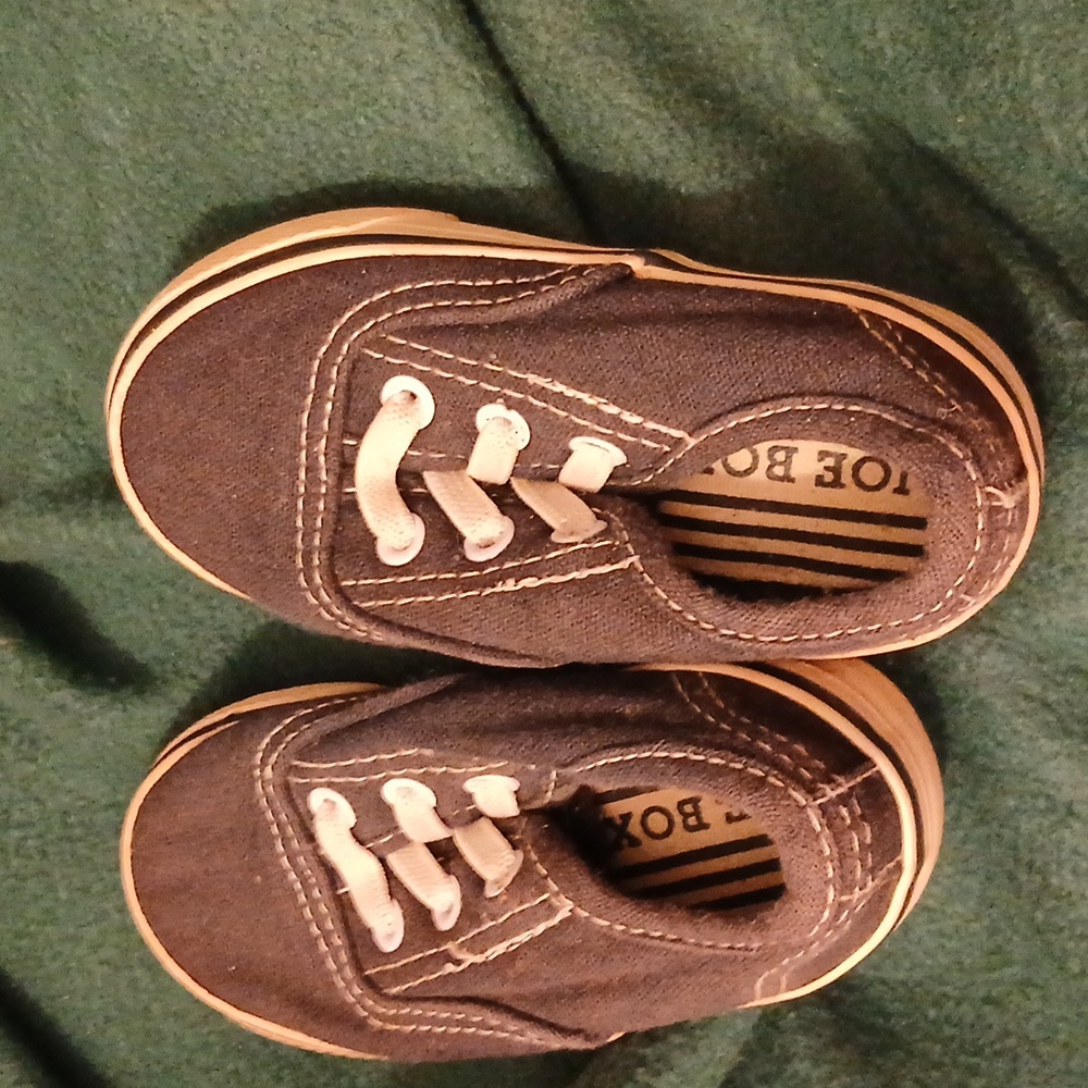 Boys blue and white tennis shoes with shoe strings
